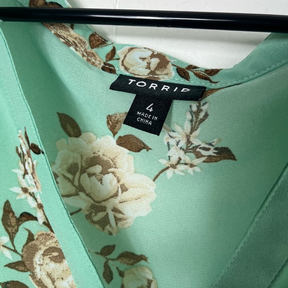 Torrid Women’s Green Floral V-Neck High Low Sheer Sun Top - Picture 2 of 6
